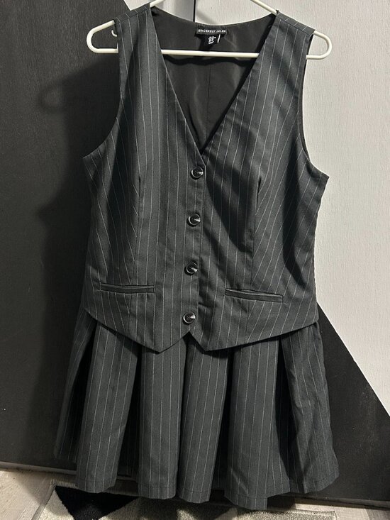 Sincerly Jules Dresses & Skirts - Sincerely Jules Black/White Pinstriped Vest/Pleated Skirt Mini Dress Junior's XL